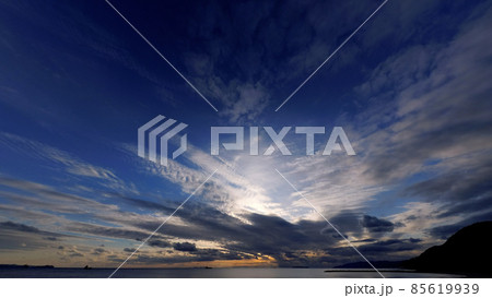 冬の夕景・海と降雪前の夕空・広角 85619939