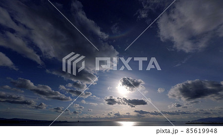 冬の夕景・海と降雪前の夕空に出現した逆さ虹・広角 85619948