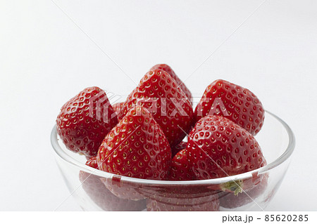 ガラスボウルに盛り付けられた旬の甘いイチゴ 85620285