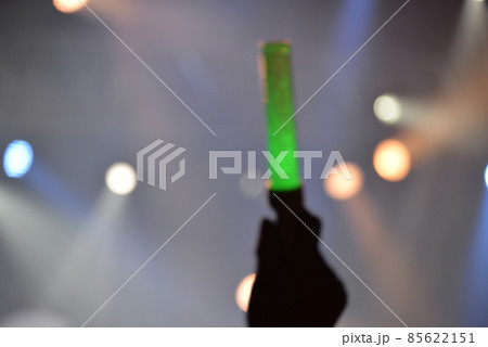 ライブ会場の客席の盛り上がり 85622151