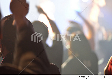 ライブ会場の客席の盛り上がり 85622152