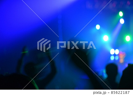 ライブ会場の客席の盛り上がり 85622187