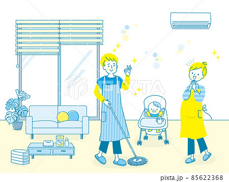 赤ちゃんの側で家事をする笑顔のパパ 85622368