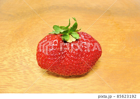 いびつな形のいちご 85623192