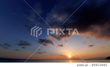 冬の夕空・広角 85623691