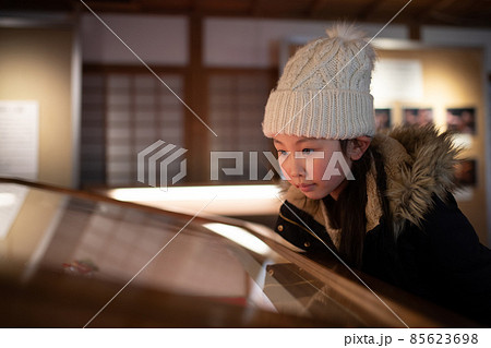 展示物を見る少女 85623698