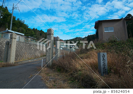 【廃校】旧神石高原町立高蓋小学校の廃校標と正門 広島県神石郡神石高原町 【廃校】旧神石高原町立高蓋小学校の廃校標と正門 広島県神石郡神石高原町 85624054