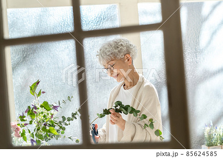 花を生けるシニア女性 85624585