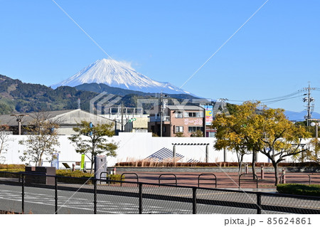 清水駅から見た富士山の冠雪 85624861