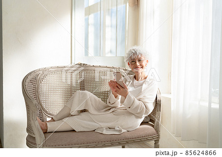 スマホを操作するシニア女性 85624866