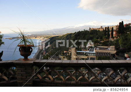イタリア、シチリア島、タオルミーナ、市立公園からの眺め、イオニア海、エトナ山 85624954