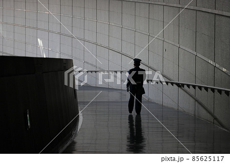 巡回する警備員 ガードマン 巡回する警備員 ガードマン 85625117