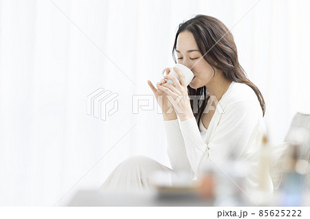 女性　ライフスタイル　リラックス　ティータイム  85625222