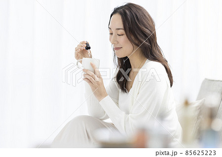 女性　ライフスタイル　リラックス　ティータイム  85625223