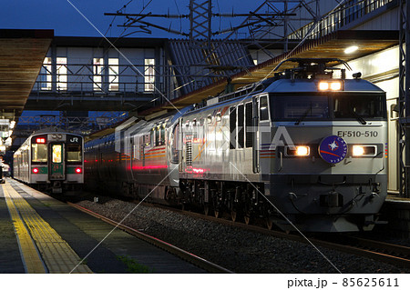 寝台特急カシオペア（銀色：EF510牽引） 85625611