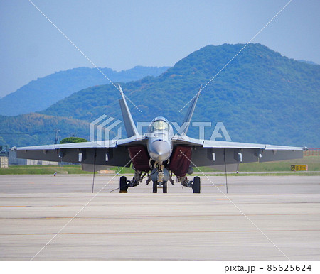駐機中のF/A-18の正面写真 85625624
