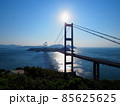 太陽がある青空と海峡に架かる吊り橋 85625625