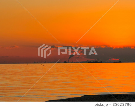 1月の海浜幕張海岸の夕景 85625796