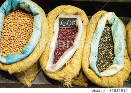 様々な豆類を売る東南アジアの市場 85625912