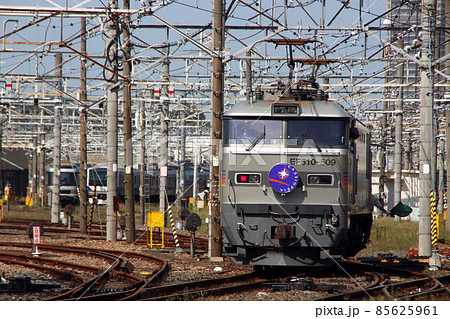 尾久車両センターに回送される寝台特急カシオペア（銀色：EF510牽引） 85625961