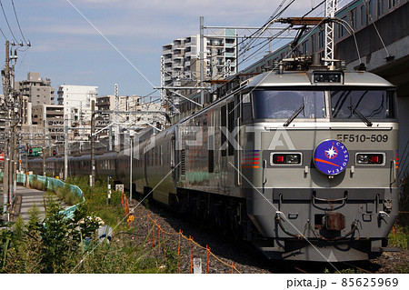 尾久車両センターに回送される寝台特急カシオペア（銀色：EF510