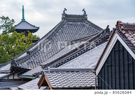 八事山興正寺、瓦屋根が続く風景〈愛知県名古屋市〉 85626084