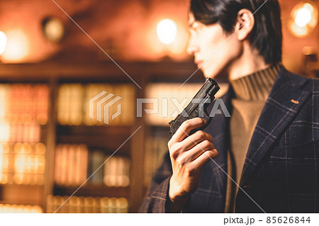 銃を持った男性 85626844