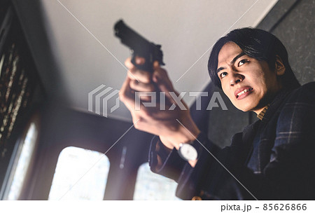 銃を持った男性 85626866