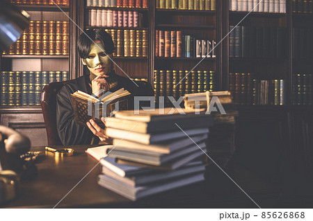 書斎で仮面を着けた男性 85626868