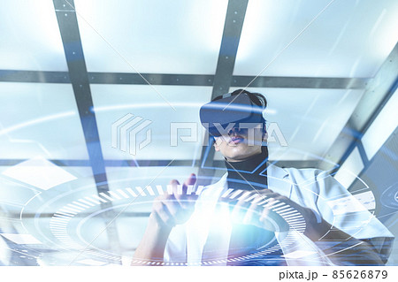 未来的な空間：白衣を着た男性 85626879