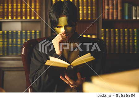 書斎で仮面を着けた男性 書斎で仮面を着けた男性 85626884