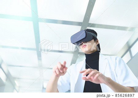 未来的な空間：白衣を着た男性 85626897