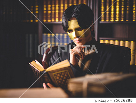 書斎で仮面を着けた男性 書斎で仮面を着けた男性 85626899