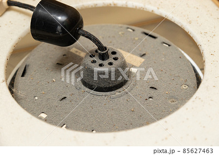 埃が積もった丸型蛍光灯 85627463