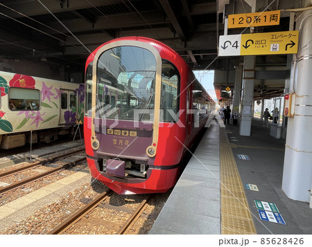 糸魚川駅に停車中の「えちごトキめきリゾート雪月花」 85628426