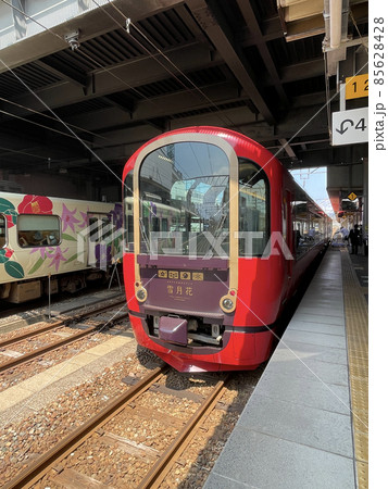 糸魚川駅に停車中の「えちごトキめきリゾート雪月花」 糸魚川駅に停車中の「えちごトキめきリゾート雪月花」 85628428