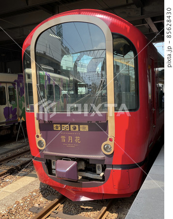 糸魚川駅に停車中の「えちごトキめきリゾート雪月花」 85628430