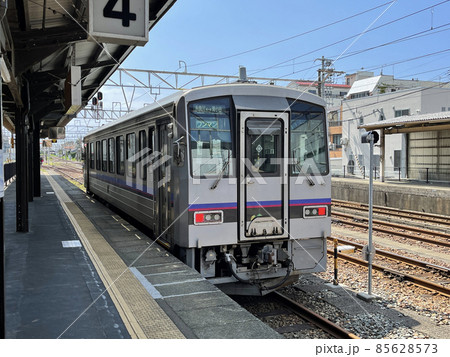 糸魚川駅に停車中のJR西日本のキハ120 22 糸魚川駅に停車中のJR西日本のキハ120 22 85628573