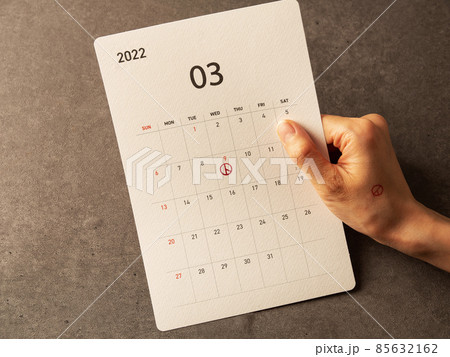 韓国の大統領選イメージ　カレンダーと女性の手 85632162