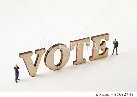選挙投票イメージ　VOTEのアルファベット文字 85632448