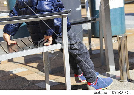 野外で椅子から下りようとする子供(3歳児/男の子) 85632939