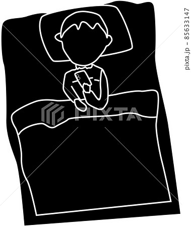布団の中でスマホを操作する男の子 シルエット のイラスト素材