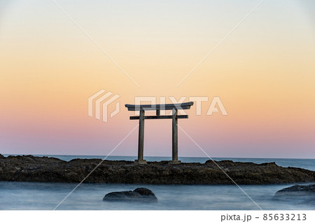 大洗磯神鳥居正月の夕景スローシャッター 85633213
