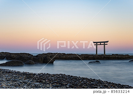 大洗磯神鳥居正月の夕景スローシャッター 大洗磯神鳥居正月の夕景スローシャッター 85633214