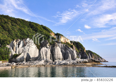 仏ヶ浦の白い崖肌 エメラルドグリーンの海　青い空 85633226