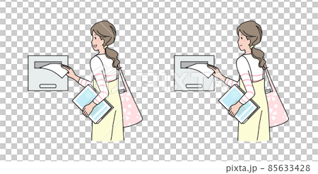 ポスティングをする主婦　春 85633428