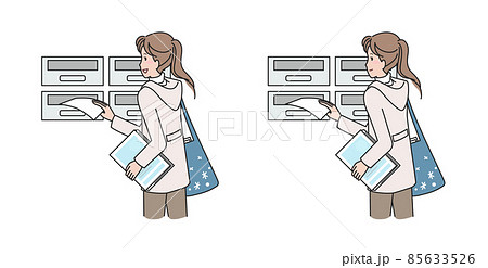 ポスティングをする若い女性　冬 85633526