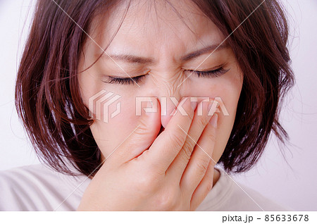 鼻まわりを覆う女性 85633678