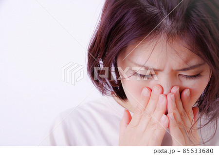 鼻まわりを覆う女性 鼻まわりを覆う女性 85633680