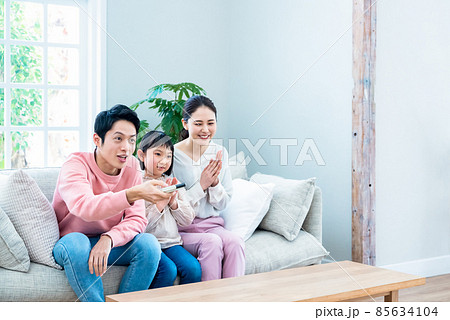 家族で一緒にテレビ鑑賞 家族で一緒にテレビ鑑賞 85634104